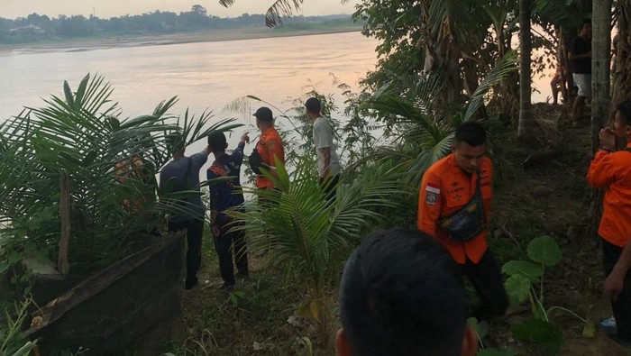 Tim SAR melakukan pencarian remaja tenggelam di Sungai Batanghari, Muaro Jambi, Jambi.