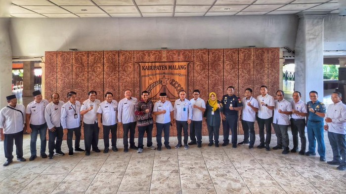 Tim Satgassus Optimalisasi Penerimaan Negara (OPN) Polri bersama Kementerian Kelautan dan Perikanan (KKP) mengunjungi Pelabuhan Dadap, Sendang Biru Malang (Dok istimewa).