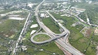 Solusinya melalui metode perbaikan daya dukung tanah untuk memastikan stabilitas dan keamanan konstruksi, penerapan Building Information Modeling (BIM), dan menggunakan fotogrametri untuk memantau progres proyek yang berjalan dengan menggunakan citra udara melalui drone, satelit, atau kamera digital. .  Foto: Dok. PT Hutama Karya Infrastruktur