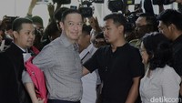 Mantan Menteri Perdagangan (Mendag) Thomas Trikasih Lembong atau Tom Lembong tiba di Pengadilan Tipikor Jakarta Pusat, Jumat (4/7/2025). Tom Lembong menjalani sidang tuntutan terkait kasus korupsi impor gula.