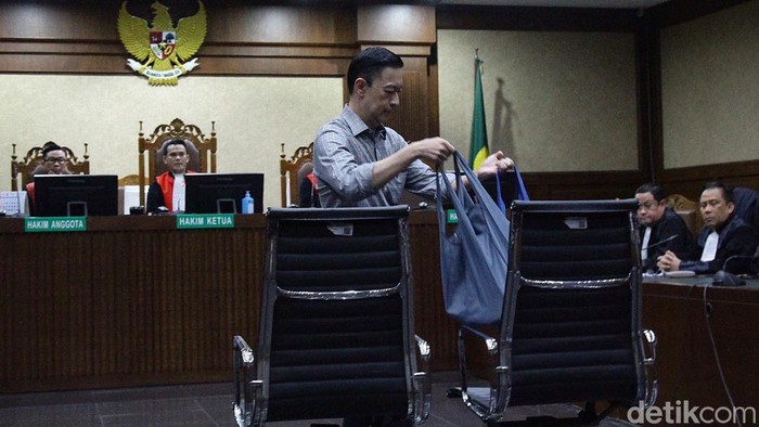Mantan Menteri Perdagangan (Mendag) Thomas Trikasih Lembong atau Tom Lembong dituntut hukuman penjara di Pengadilan Tipikor Jakarta Pusat, Jumat (4/7/2025). Jaksa meyakini Tom bersalah dalam kasus korupsi impor gula di Kementerian Perdagangan.