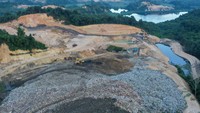 Foto udara menunjukkan petugas sedang mengoperasikan eskavator di Tempat Pemrosesan Akhir (TPA) Sambutan, Samarinda, Kalimantan Timur, Kamis (3/7/2025). Aktivitas pengelolaan sampah terus dilakukan di area tersebut. ANTARA FOTO/M Risyal Hidayat