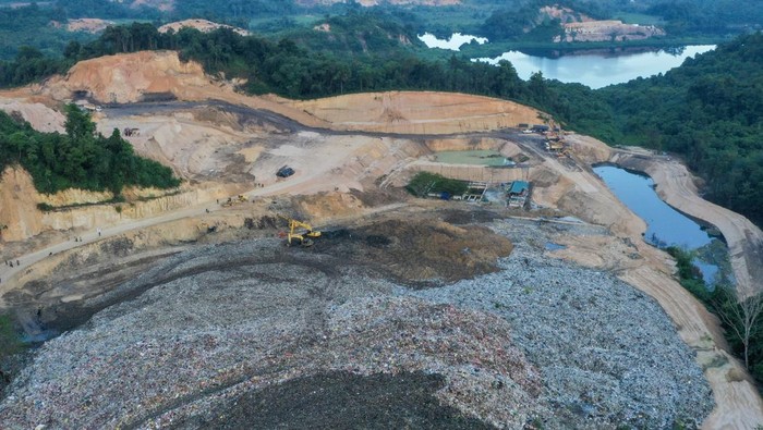 TPA di Samarinda Disiapkan Jadi PLTSa Ramah Lingkungan Foto udara petugas mengoperasikan eskavator di Tempat Pemrosesan Akhir (TPA) di Sambutan, Samarinda, Kalimantan Timur, Kamis (3/7/2025). Pemerintah Kota Samarinda melalui Dinas Lingkungan Hidup (DLH) akan melakukan penataan ulang TPA Sambutan agar lebih ramah lingkungan dengan membenahi sistem pengolahan sampah, termasuk IPAL (Instalasi Pengolahan Air Limbah) dan akan membangun Pembangkit Listrik Tenaga Sampah (PLTSa) yang ditargetkan mulai beroperasi pada akhir 2025. ANTARA FOTO/M Risyal Hidayat/nz