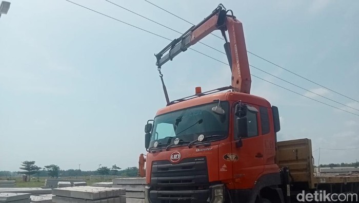 Truk muat crane yang menyenggol kabel listrik hingga operator tersetrum.