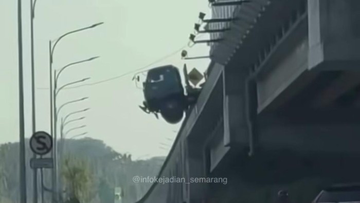 Kepala truk tronton yang nyaris jatuh dari Flyover Madukoro, Semarang Barat, Jumat (4/7/2025).