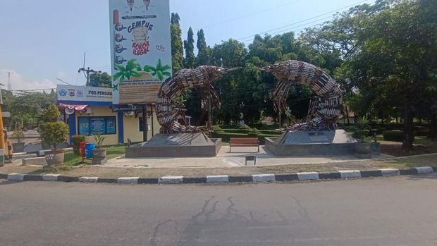 Polisi membuat tugu udang dari bahan knalpot dari hasil razia.