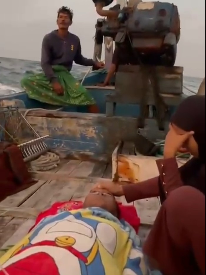 Viral pasien kritis naik sampan