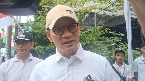 Wali Kota Mataram, Mohan Roliskana, saat diwawancarai di Mandalika, Mataram, Jumat (4/7/2025). (Nathea Citra/detikBali)