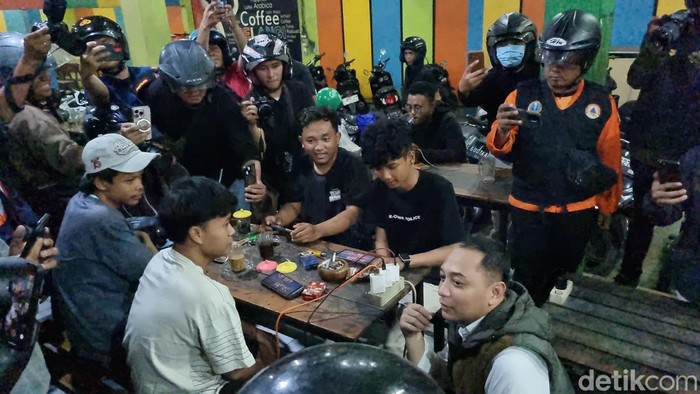 Walkot Eri sweeping jam malam di SUrabaya