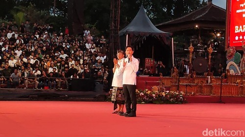 Wapres Gibran Rakabuming dan Gubernur Bali Wayan Koster menyapa penonton dari panggung utama acara Pesta Kesenian Bali (PKB) di Art Center, Denpasar. Jumat (4/7/2025).