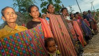 Prosesnya bisa memakan waktu berminggu-minggu hingga berbulan-bulan. Mereka menggunakan benang kapas, pewarna alami, dan alat tenun tradisional yang sederhana.