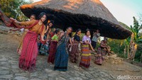 Tari Bidu masih rutin ditampilkan dalam berbagai acara adat dan penyambutan tamu. Gerakannya halus, namun penuh makna. Diiringi musik gong dan tambur, para penari—kebanyakan perempuan—mengenakan busana tradisional dengan kain tenun buatan sendiri.