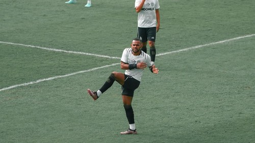 Yabes Roni menilai perbedaaan filosofi dalam sosok Johnny Jansen dan kedua asistennya.