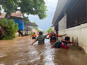 Banjir di Bantaeng Rendam 4 Kecamatan, Jalanan-Tanggul Rusak