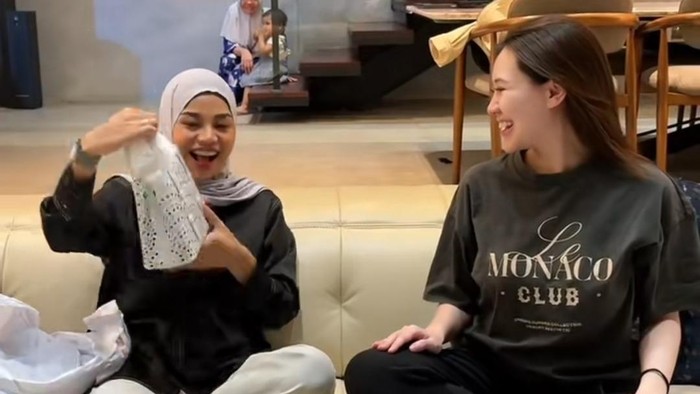 Aaliyah Massaid belikan hadiah tas untuk Aurel Hermansyah.