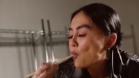 Dalam videonya, Agnez terlihat memanggang sendiri daging sapi di boks praktis itu. Kemudian, ia langsung melahapnya karena terasa nikmat. Foto: Instagram/@agnezmo