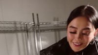 Pelantun lagu Matahariku ini juga sempat dikirimkan paket BBQ Korea unik. Berupa BBQ Korea yang disajikan dalam boks praktis. Foto: Instagram/@agnezmo