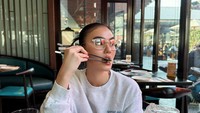 Agnez juga sempat mengunjungi restoran China. Ia menikmati acar timun yang rasanya asam pedas, serta segelas teh tarik berukuran besar. Foto: Instagram/@agnezmo