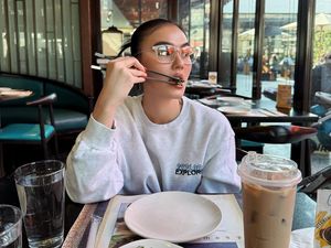 Potret Agnez Mo Saat Sarapan dan Makan Malam Romantis