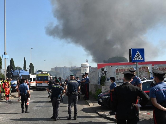Firemen, policemen and rescue teams work on the site of an explosion in a fuel station in Rome on July 4, 2025. At least ten people were injured in an explosion with the blast heard across the Italian capital. Neighbouring buildings were evacuated following the explosion, which occurred shortly after 8am during what media reports said was a refueling operation. (Photo by Andreas SOLARO / AFP)