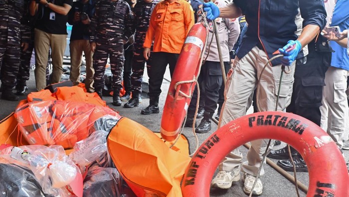 Petugas memeriksa barang-barang yang ditemukan dalam operasi SAR tenggelamnya KMP Tunu Pratama Jaya di Pelabuhan Gilimanuk, Jembrana, Bali, Sabtu (5/7/2025). Sejumlah peralatan kapal dan barang-barang yang diduga milik penumpang KMP Tunu Pratama Jaya yang tenggelam di Selat Bali saat berlayar dari Pelabuhan Ketapang menuju Pelabuhan Gilimanuk tersebut ditemukan tim SAR gabungan dan nelayan di berbagai titik perairan dan pesisir sekitar Selat Bali. ANTARA FOTO/Fikri Yusuf