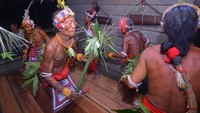 Sejumlah Sikerei (dukun Mentawai) menampilkan aksi tarian tradisional Turuk Laggai di Desa Matotonan, Siberut Selatan, Kepulauan Mentawai, Sumatera Barat, Jumat (4/7/2025). ANTARA FOTO/Iggoy el Fitra