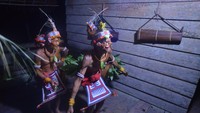 Dengan iringan musik tradisional dan mantra-mantra adat, para Sikerei menari dalam suasana magis yang menyita perhatian warga. ANTARA FOTO/Iggoy el Fitra