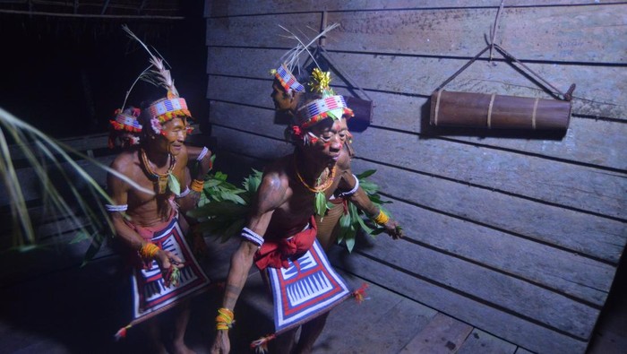 Bikin Merinding, Ritual Turuk Laggai Sikerei Mentawai Demi Penyembuhan Sejumlah Sikerei (dukun Mentawai) menampilkan aksi tarian tradisional Turuk Laggai di Desa Matotonan, Siberut Selatan, Kepulauan Mentawai, Sumatera Barat, Jumat (4/7/2025). Tarian yang menirukan gerakan hewan ini dipercaya sebagai cara untuk berkomunikasi dengan roh-roh gaib, termasuk roh leluhur, yang diyakini dapat membantu proses pembersihan dan penyembuhan. ANTARA FOTO/Iggoy el Fitra