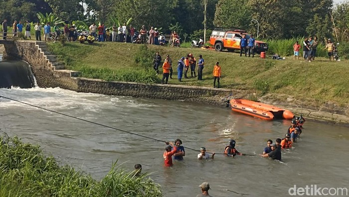 Petugas gabungan lakukan pencarian bocah hanyut di Sungai Blitar