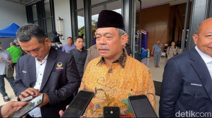 Bupati Lahat Bursah Zarnubi