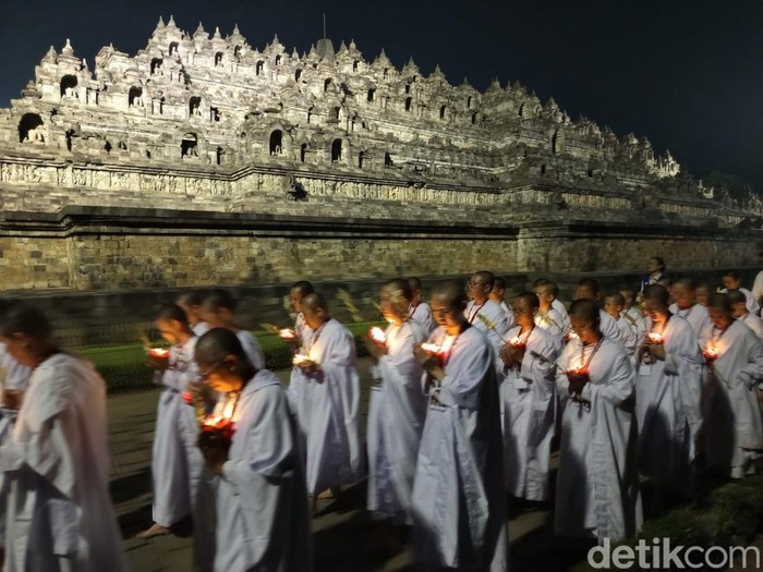 Potret umat Buddha melakukan pradaksina di Candi Borobudur, Magelang, Sabtu (5/7/2025).