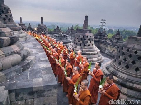 Potret umat Buddha melakukan pradaksina di Candi Borobudur, Magelang, Sabtu (5/7/2025).
