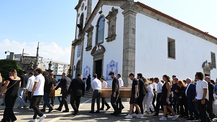 PORTO, PORTUGAL - JULY 05: The coffins of Diogo Jota and his brother Andre Silva are carried by family, former teammates and friends into the Church during the funeral ceremony in Gondomar, on the outskirts of Porto, on July 5, 2025. Liverpool forward Diogo Jota and his brother died in a car crash in Spain on July 3, 2025, sparking widespread grief just after the Portugal star had got married. (Photo by Alex Juarez/Anadolu via Getty Images)