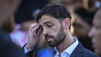 Gelandang Portugal dari Manchester City, Bernardo Silva, tampak lesu wajahnya saat melayat Diogo Jota (Foto: Octavio Passos/Getty Images)