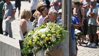 Jenazah Diogo Jota disemayamkan di Kapel Sao Come, Gondomar, Poro, Jumat (4/7) waktu setempat. Banyak publik, pejabat, dan tokoh sepakbola top datang melayat penyerang Liverpool it (Foto: Alex Juarez/Anadolu via Getty Images)