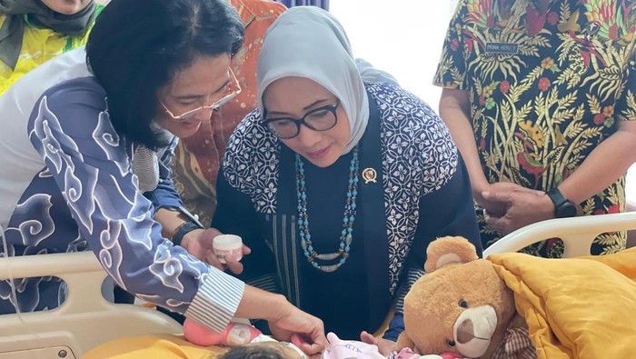 Direktur PPA dan PPO Bareskrim Polri Brigjen Nurul Azizah bersama Menteri PPPA Arifah Fauzi sempat menjenguk bocah MK di RS Polri Kramat Jati, Jaktim.