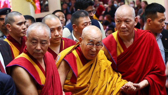 Doa di Dharamshala Rayakan Ulang Tahun Dalai Lama Ribuan umat dan penyembah berkumpul di kota perbukitan Dharamshala, India, Sabtu (5/7/2025), untuk mengikuti pertemuan doa memperingati ulang tahun ke-90 pemimpin spiritual Tibet, Dalai Lama.
