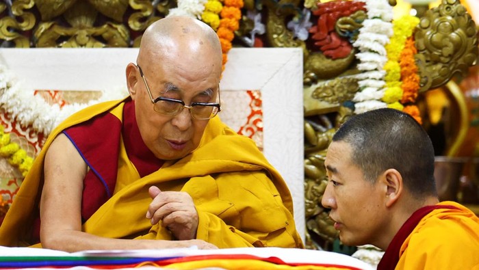 Ribuan umat dan penyembah berkumpul di kota perbukitan Dharamshala, India, Sabtu (5/7/2025), untuk mengikuti pertemuan doa memperingati ulang tahun ke-90 pemimpin spiritual Tibet, Dalai Lama.