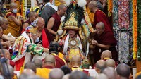 Acara digelar di kompleks kuil Dalai Lama dengan penuh khidmat, menandai doa bersama untuk umur panjang dan kesehatan beliau. REUTERS/Anushree Fadnavis