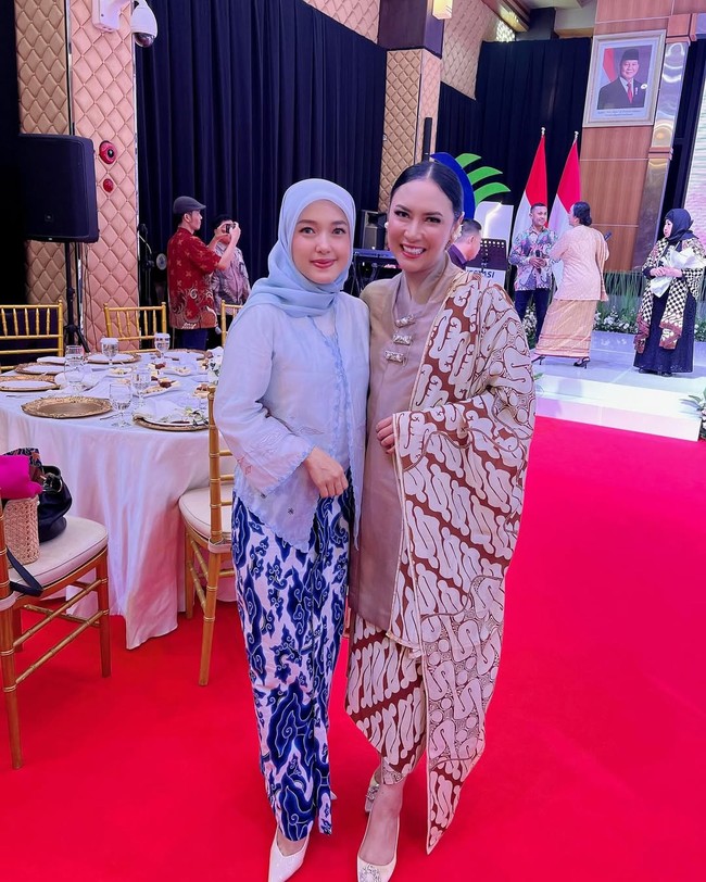 Tina juga sesekali menampilkan gaya yang modern dengan kain tradisional. Misal dalam balutan terusan yang menyertakan kain batik sebagai  luaran asimteris dan bawahan. (Foto: Instagram/@tina.astari)