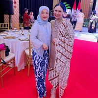 Tina juga sesekali menampilkan gaya yang modern dengan kain tradisional. Misal dalam balutan terusan yang menyertakan kain batik sebagai  luaran asimteris dan bawahan. (Foto: Instagram/@tina.astari)