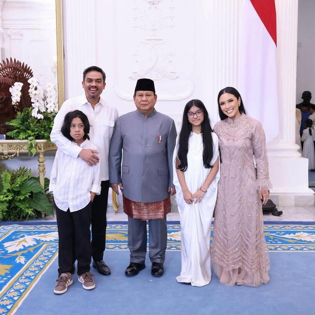 Perempuan bernama lengkap Agustina Hartarini ini memperlihatkan sisi glamornya saat menghadiri open-house Lebaran 2025 yang digelar Presiden Prabowo Subianto. Gaun nude berkerah tinggi dihiasi detail payet yang berkilauan. (Foto: Instagram/@tina.astari)