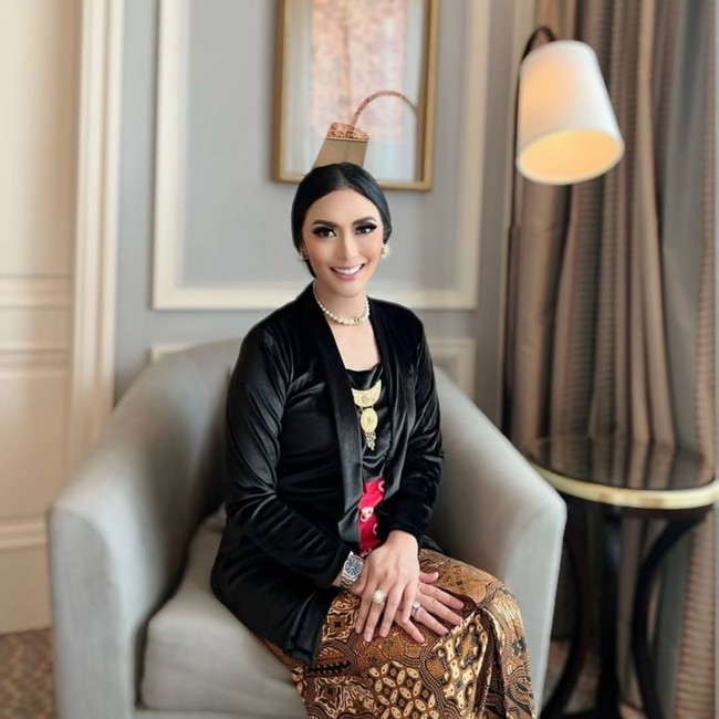 Dalam beberapa momen resmi, Tina Astari kerap tampil dalam busana tradisional Indonesia yang memesona. Ia terlihat anggun dalam balutan kebaya beludru hitam klasik yang dipadukan dengan kain batik sogan bermotif parang. Aksesori klasik emas khas Jawa dan hiasan kepala tradisional menyempurnakan tampilan yang sarat makna budaya ini. (Foto: Instagram/@tina.astari)