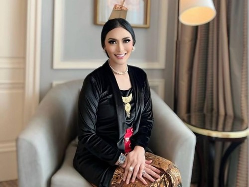 Gaya Tina Astari, istri menteri UMKM Maman Abdurrahman