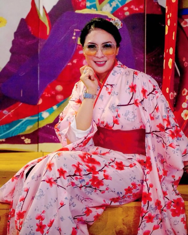 Gayanya lengkap dengan aksesori rambut dan kacamata oversized yang memberikan sentuhan retro. Gaya ini menunjukkan ketertarikannya pada estetika Jepang, tanpa kehilangan jejak gaya personal yang feminin dan ekspresif. (Foto: Instagram/@tina.astari)
