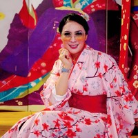 Gayanya lengkap dengan aksesori rambut dan kacamata oversized yang memberikan sentuhan retro. Gaya ini menunjukkan ketertarikannya pada estetika Jepang, tanpa kehilangan jejak gaya personal yang feminin dan ekspresif. (Foto: Instagram/@tina.astari)