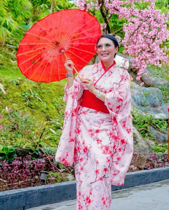 Tina Astari juga dikenal gemar mengeksplorasi pakaian tradisional dari budaya lain. Salah satu penampilan menariknya adalah saat ia mengenakan yukata bermotif sakura dalam nuansa merah muda. (Foto: Instagram/@tina.astari)