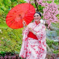 Tina Astari juga dikenal gemar mengeksplorasi pakaian tradisional dari budaya lain. Salah satu penampilan menariknya adalah saat ia mengenakan yukata bermotif sakura dalam nuansa merah muda. (Foto: Instagram/@tina.astari)