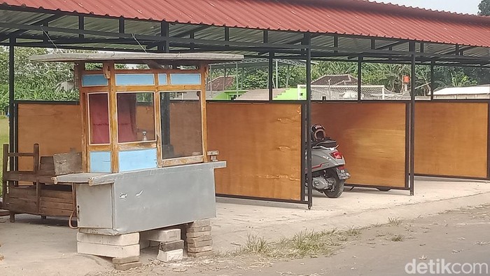 Gerobak warung yang rusak di Desa Kurung, Klaten sudah dibenahi, Sabtu (5/7/2025).