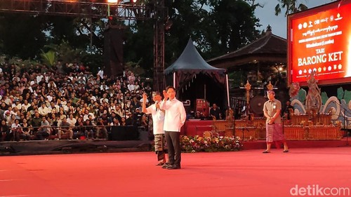 Gubernur Bali Wayan Koster saat mendampingi Wapres Gibran Rakabuming di acara PKB di Taman Budaya Art Center, Denpasar. Jumat (4/7/2025).